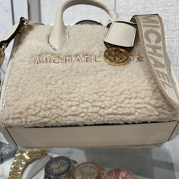 Michael Kors Mirella Extra-Small Sherpa XS SHOPPER XBODY
SHEARLING Crossbody - Picture 14 of 16